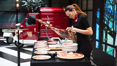 Atelier interactif de découpe de jambon ibérique pour un team building d'entreprise