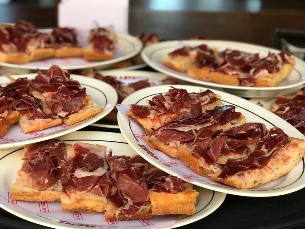Table de traiteur espagnol pour événement d’entreprise avec tapas ibériques et service élégant