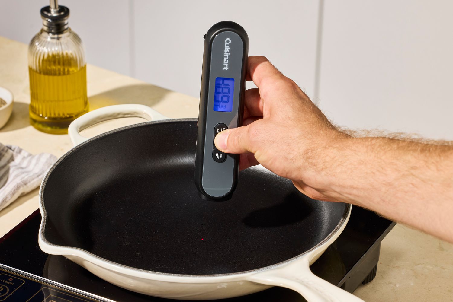 Thermomètre infrarouge mesurant la température superficielle d’une tranche d’ibérique