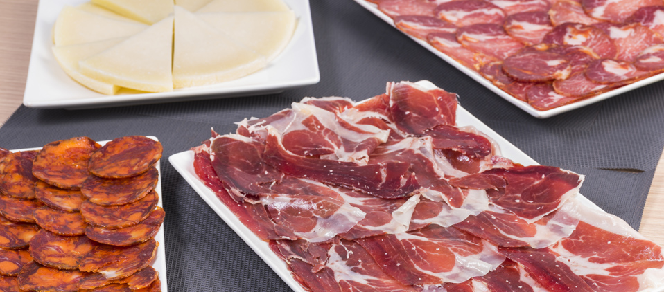 Table de buffet avec sélection d’ibériques, jambon, lomo et fromage lors d’un événement d’entreprise