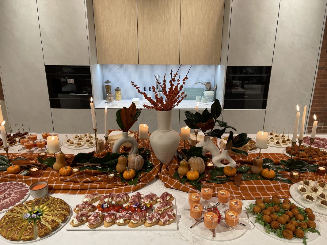 Table de buffet tapas espagnoles avec petits plats variés pour événement convivial