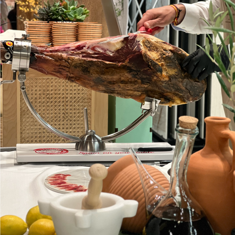 Coupeur professionnel de jambon ibérique en train de trancher en direct lors d’un événement de traiteur