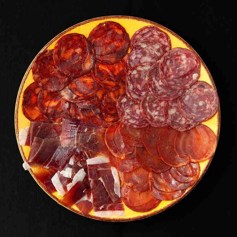 Sélection de base jambon ibérique, lomo curado et fromage de brebis sur planche en bois