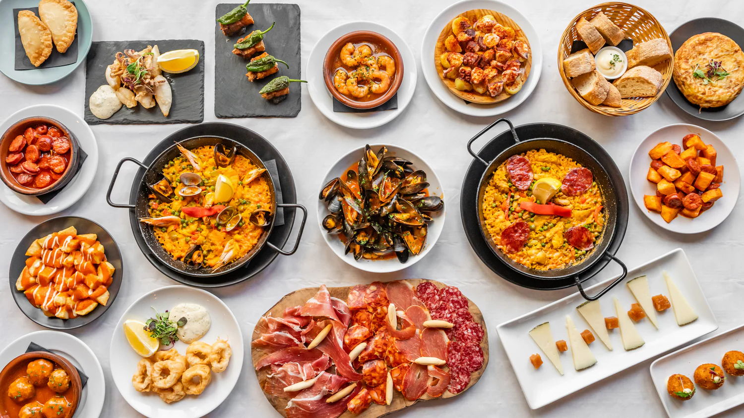 Table de buffet tapas espagnoles avec petits plats variés pour événement convivial