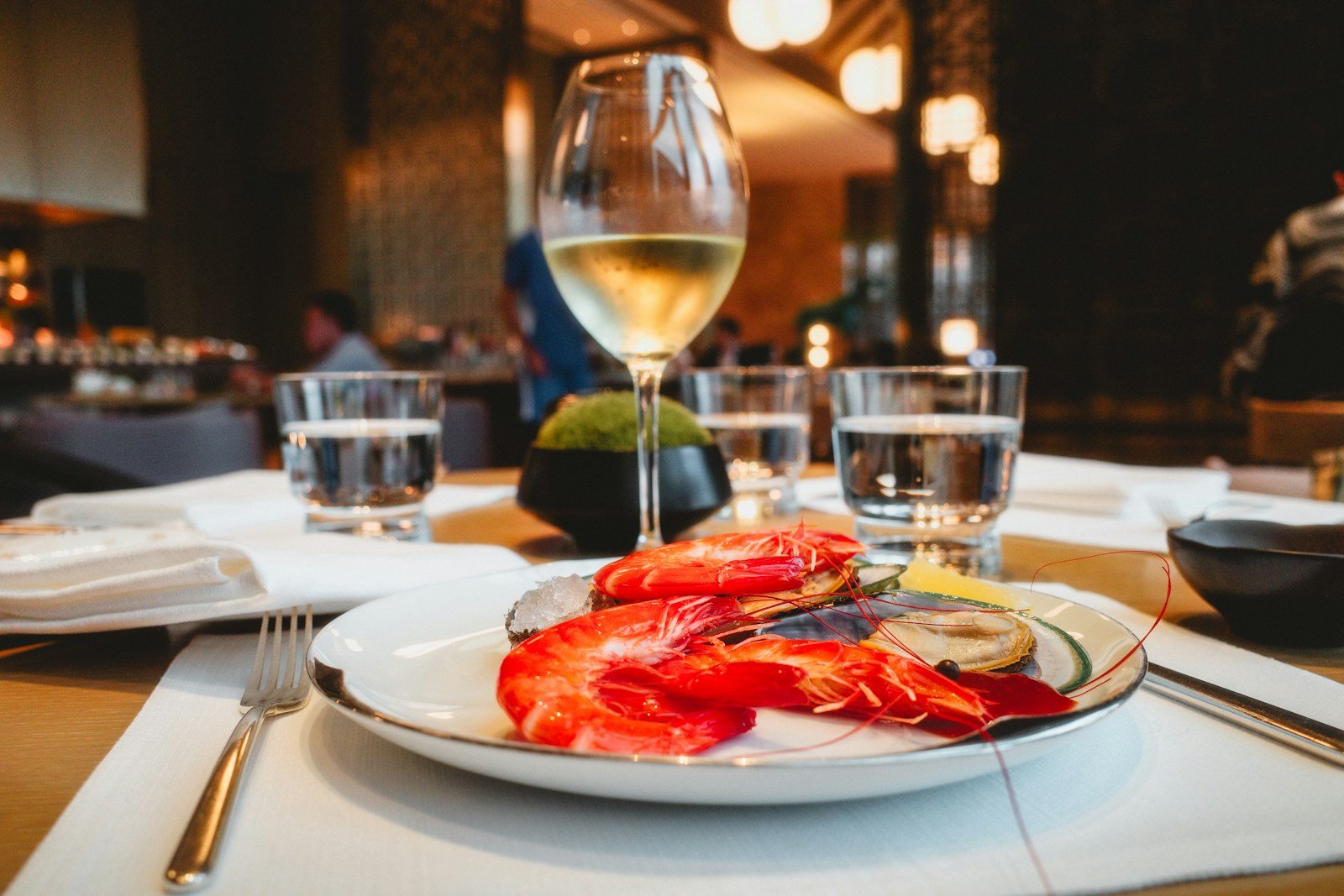 Accord jambon ibérique et vin rouge espagnol sur table de réception