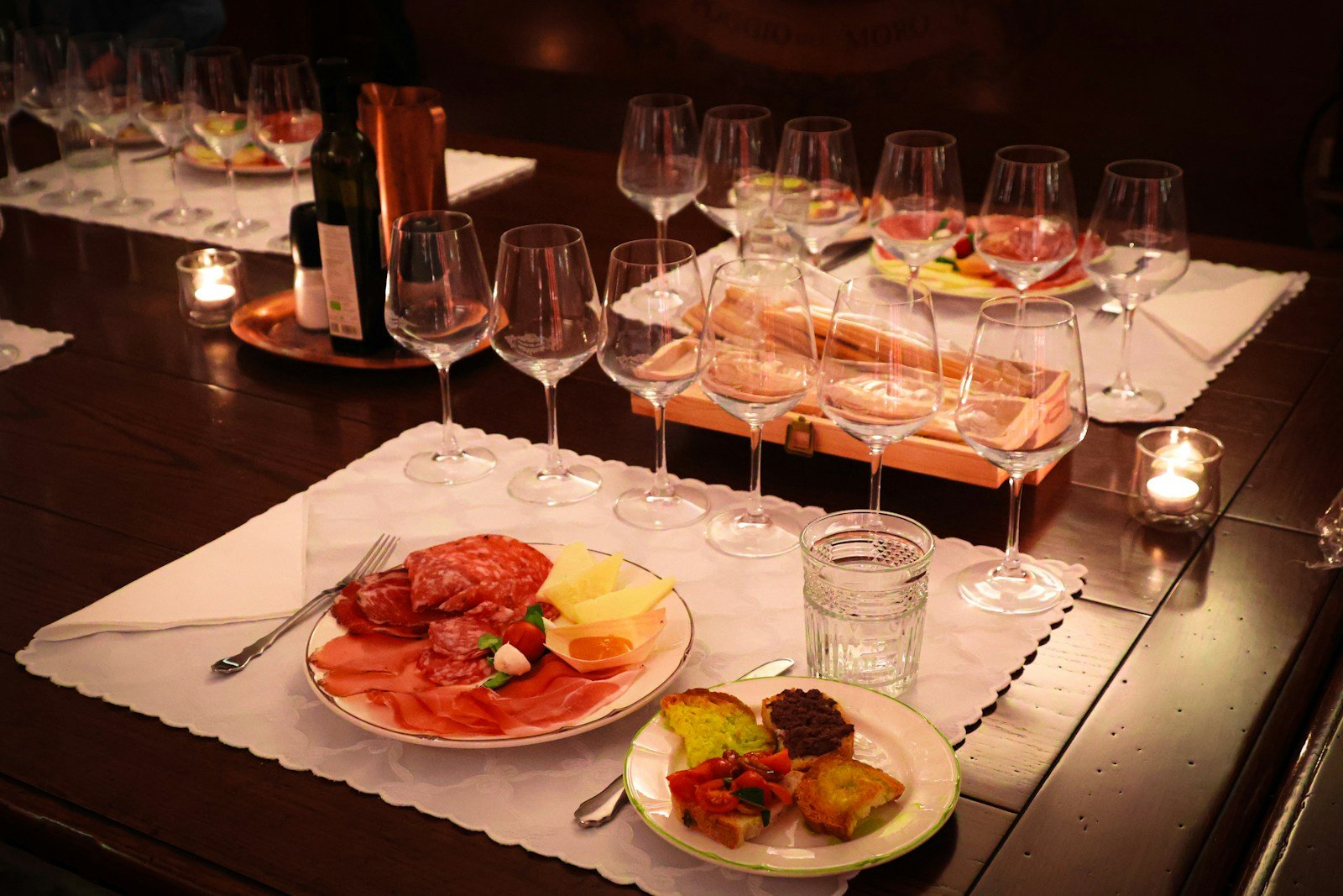 Table de tapas avec verres de vin rouge ibérique en accord