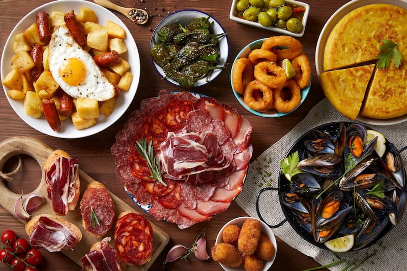 Buffet familial avec tapas espagnoles charcuterie et fromages variés