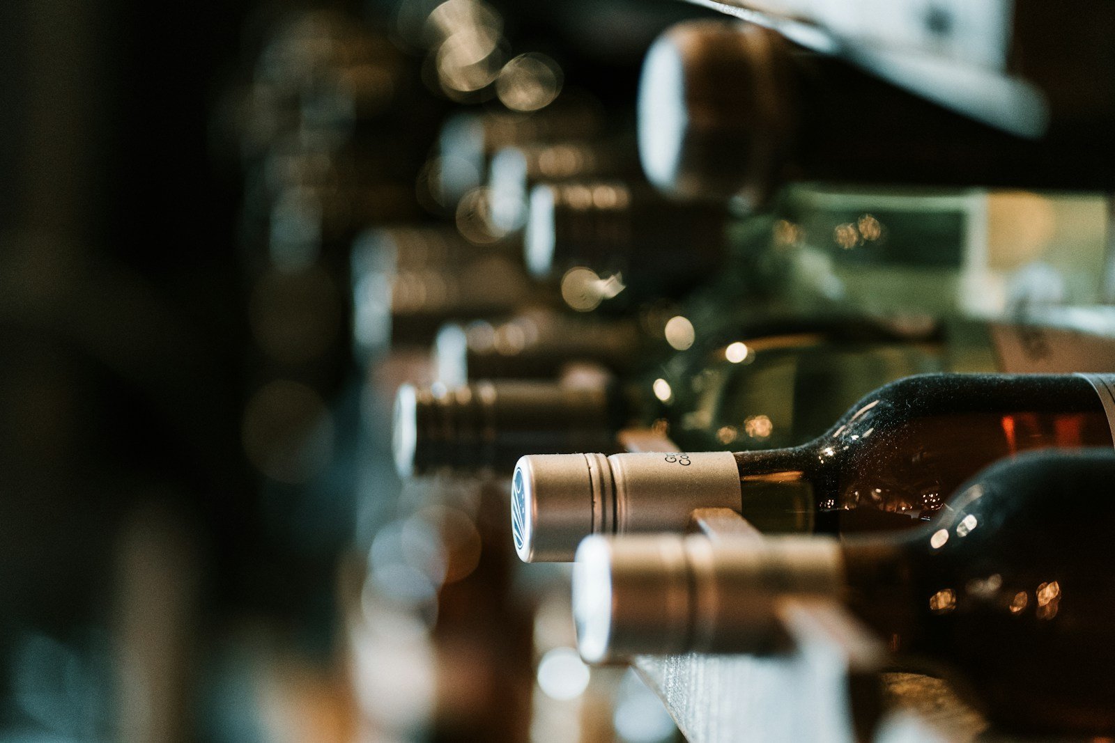 Cave traditionnelle espagnole avec bouteilles de différents millésimes en vieillissement