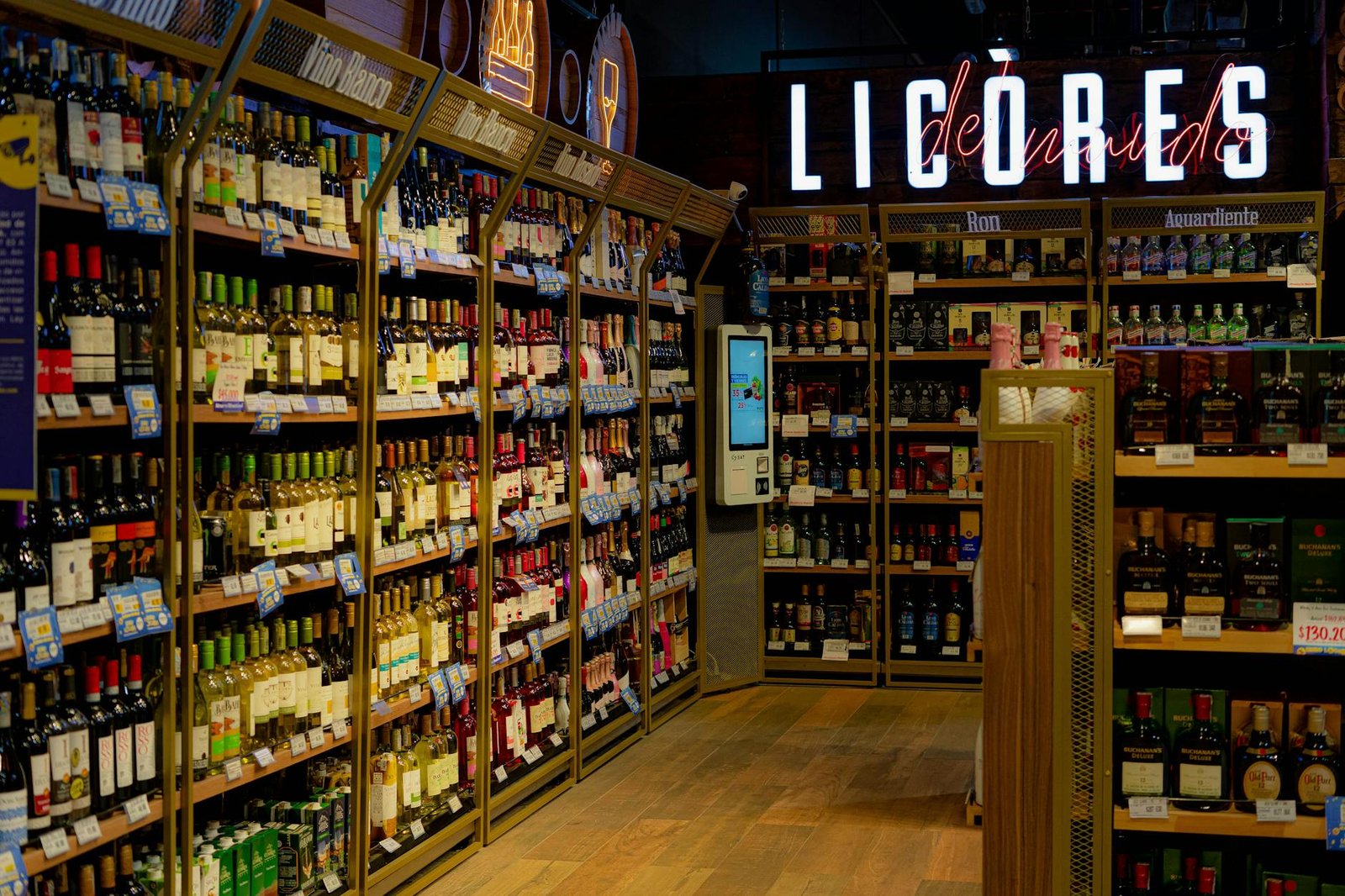 Rayon de bouteilles de vin ibériques alignées en cave