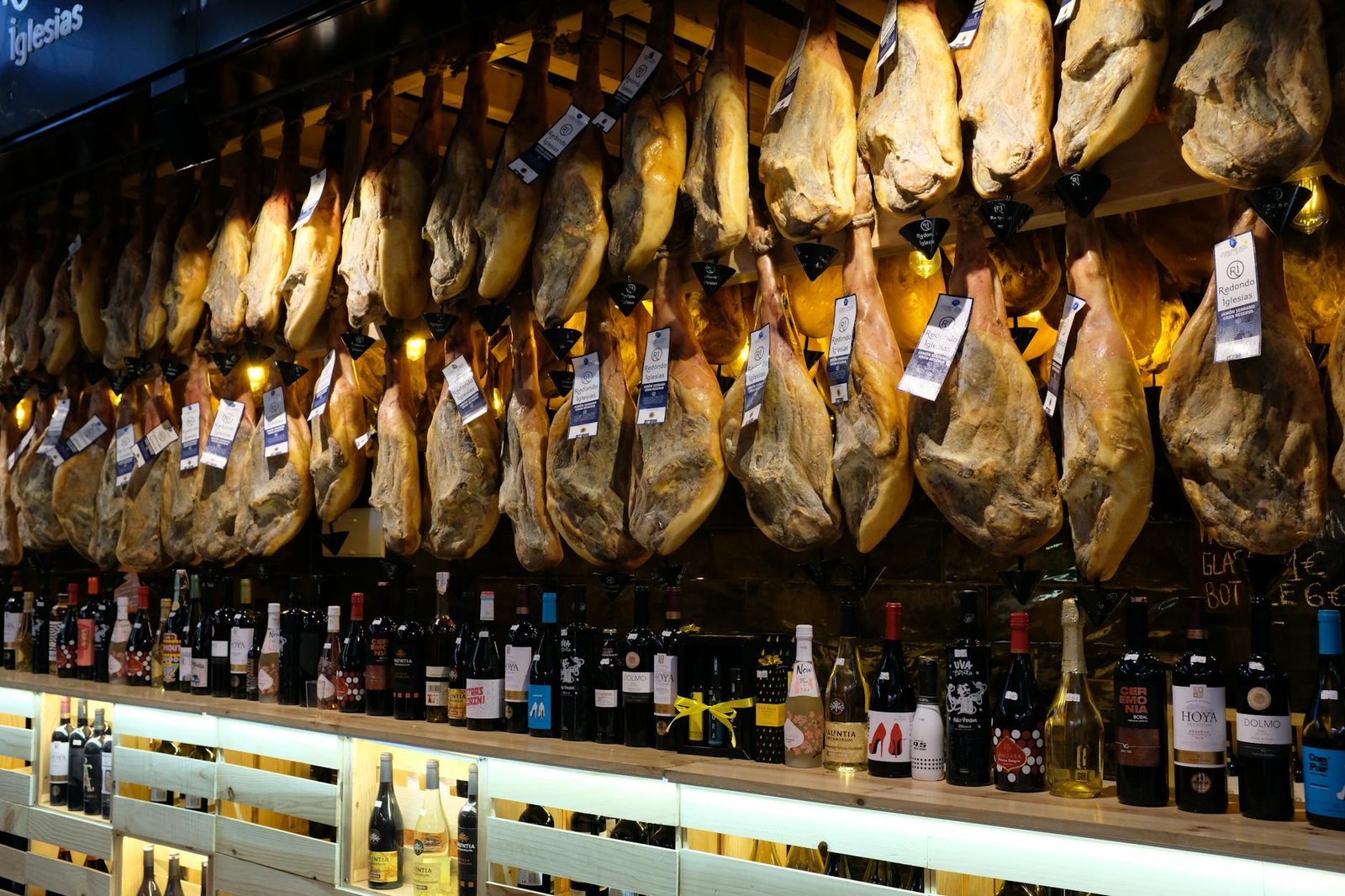 Gros plan étiquette officielle jambon ibérique avec mention race et alimentation