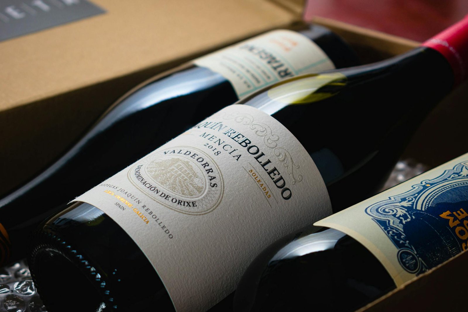 Gros plan sur étiquette montrant mention Crianza et appellation Rioja