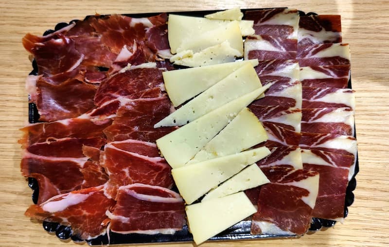 Plateau de charcuterie ibérique avec jambon bellota et fromage Manchego pour réception
