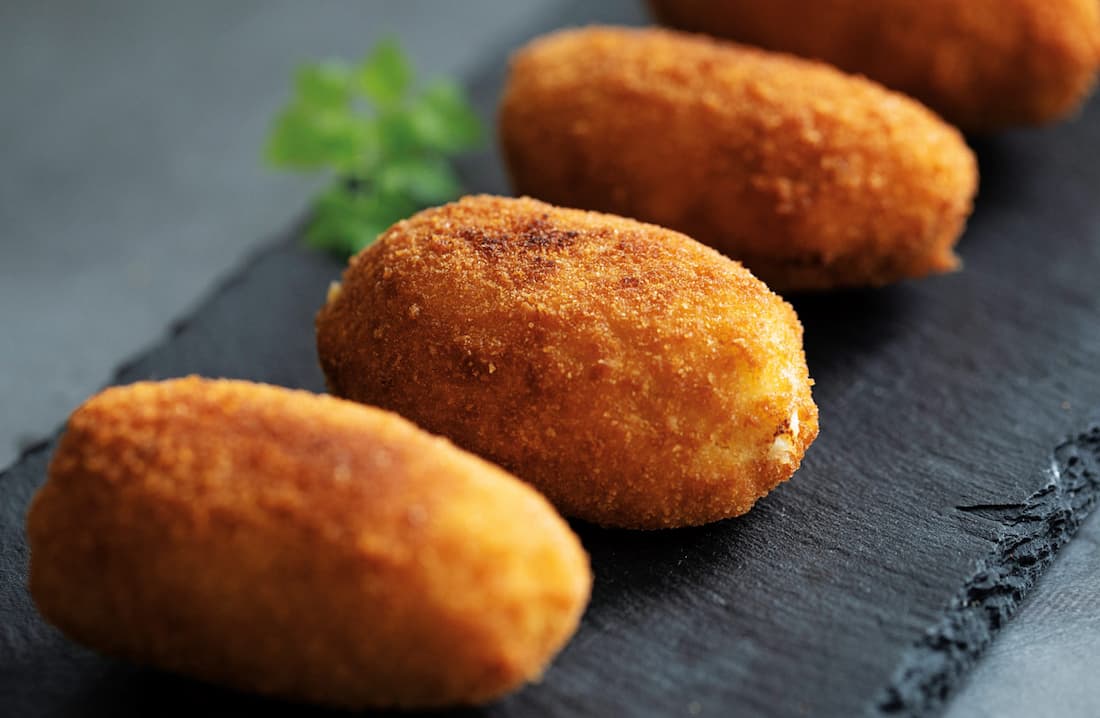 Préparation des croquetas de jamón par un chef traiteur espagnol à Paris