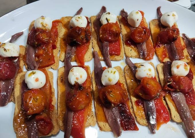 Assortiment de tapas espagnoles dressées pour un cocktail dînatoire à Paris