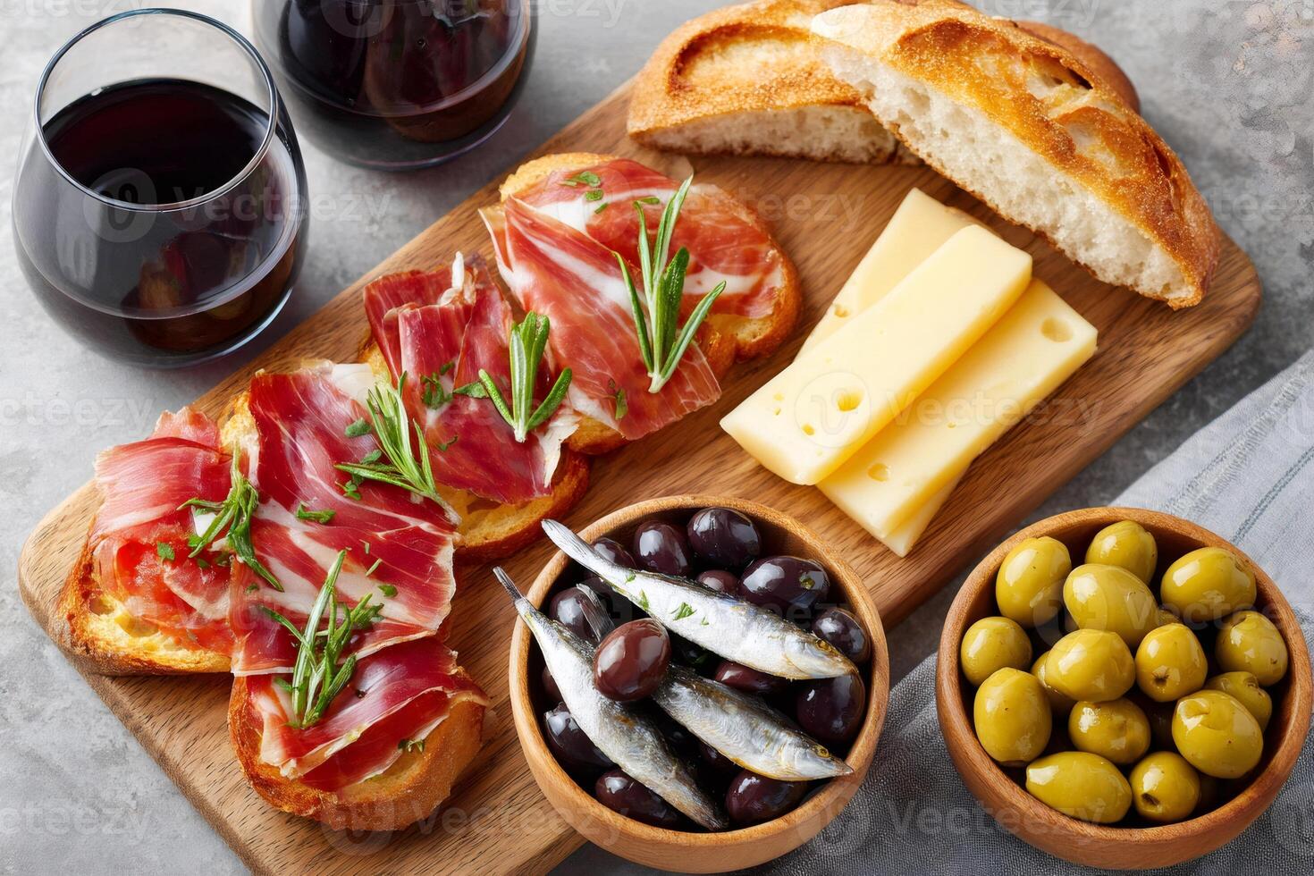 Planche apéritif espagnole composée avec retenue et trois produits sélectionnés