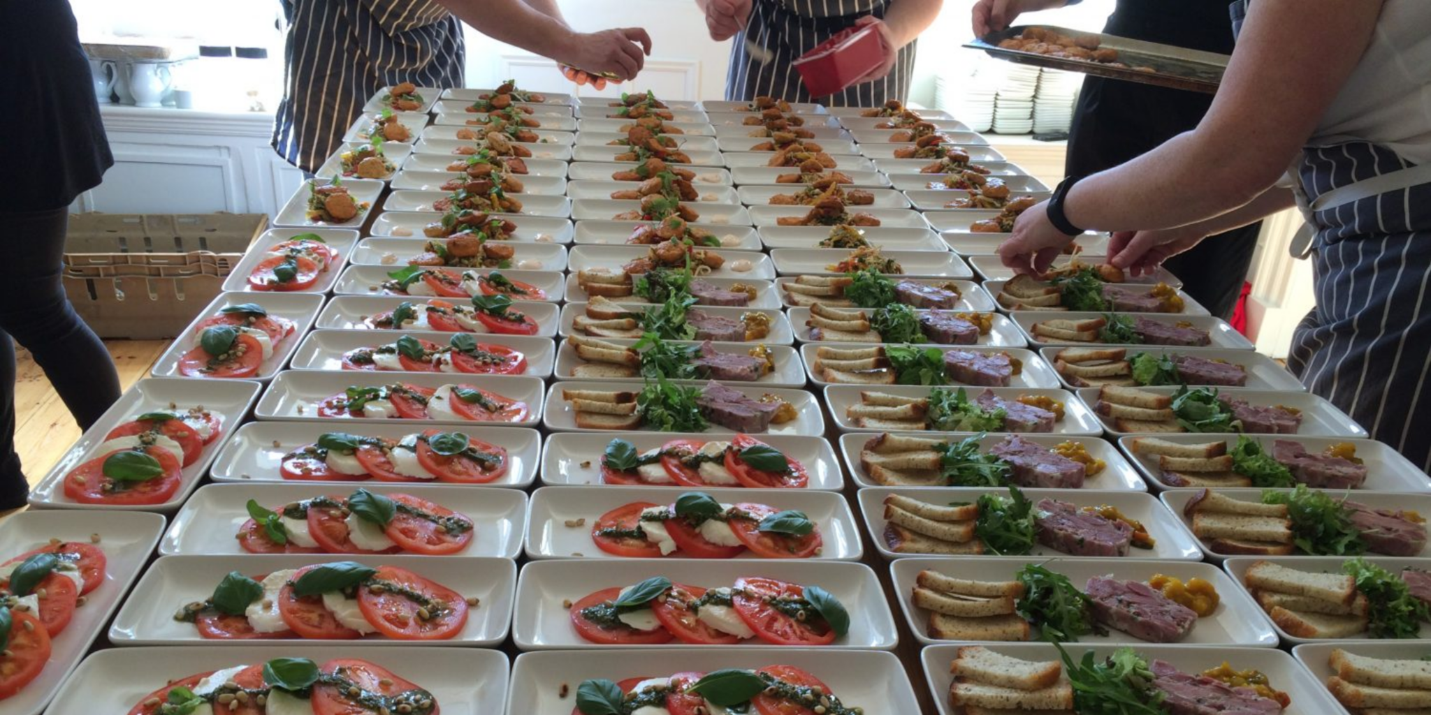 Buffet professionnel en fin de service avec plateaux partiellement consommés