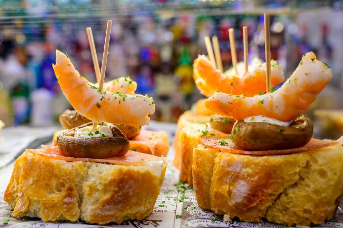Bar à pintxos animé dans la vieille ville de Saint-Sébastien au Pays basque