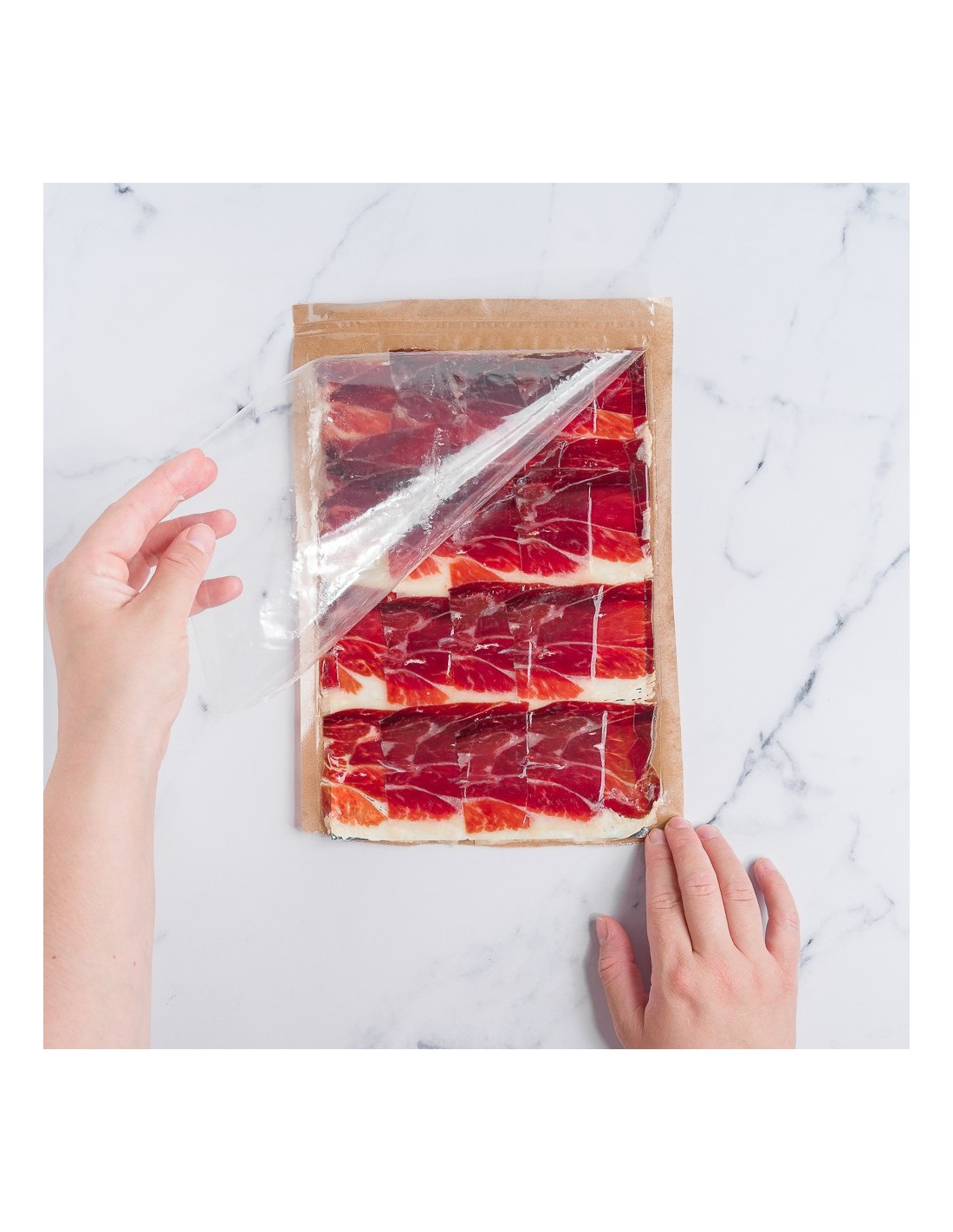 Sachet de tranches de salaison sous vide ouvert avec lamelles sur papier sulfurisé