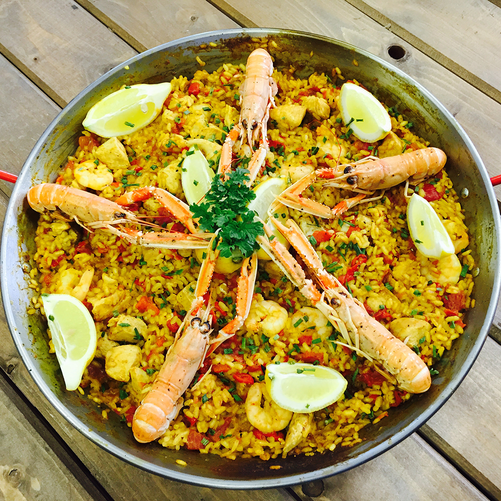 Granos de arroz Bomba crudos en cuenco rústico para paella valenciana