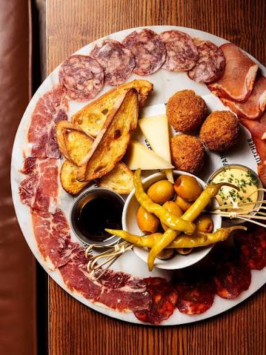 Plateau de fromages espagnols certifiés Manchego Cabrales Idiazabal avec présentation professionnelle
