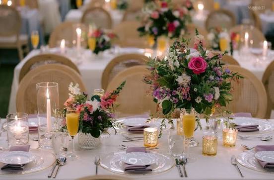 Table dressée pour un dîner assis élégant lors d'un événement à Paris