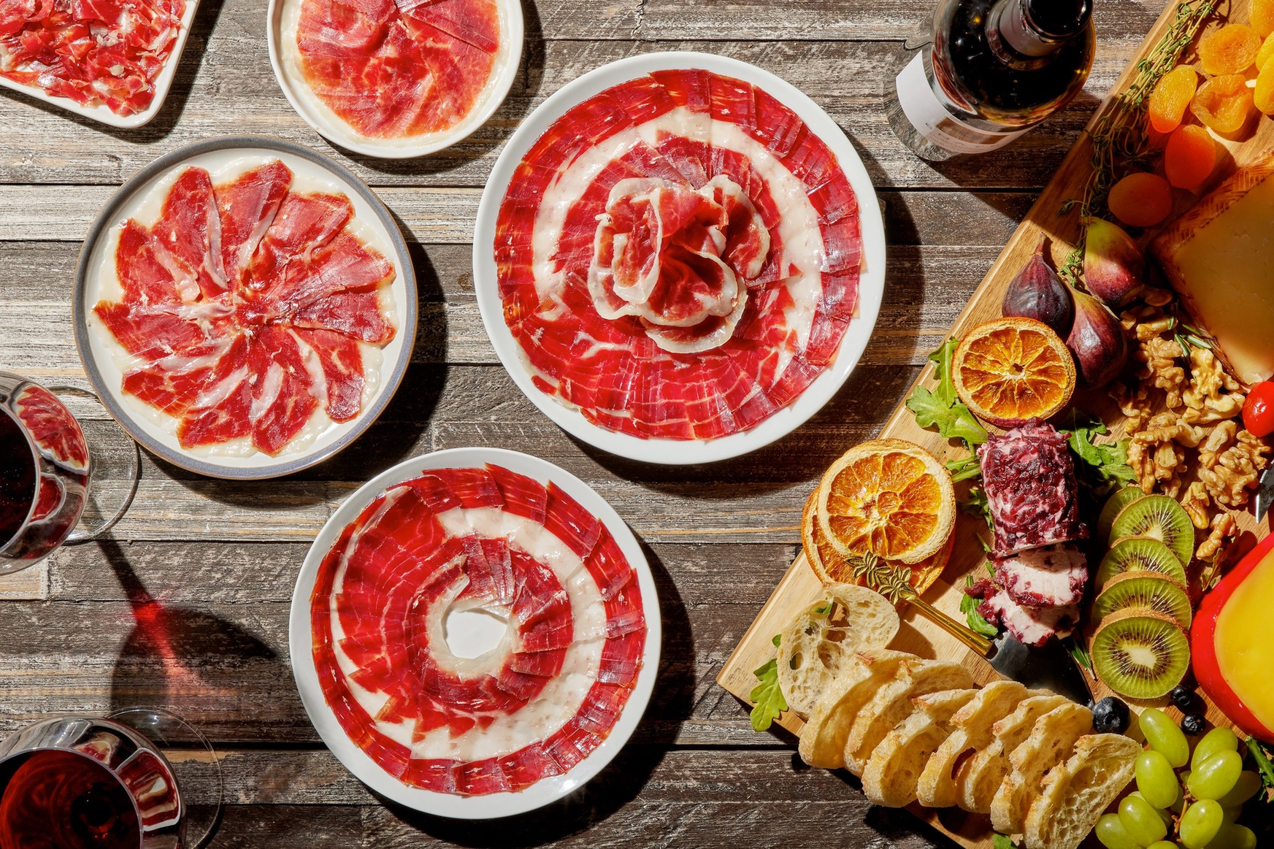 Assiette de degustation de pata negra bellota avec tranches fines