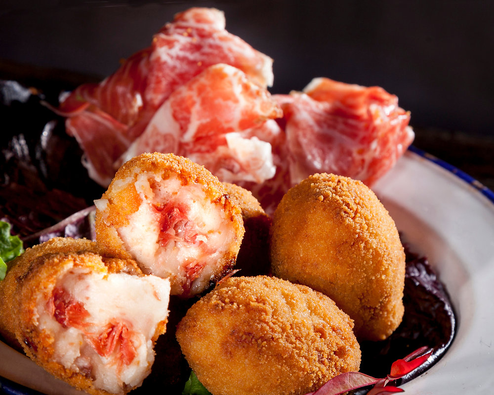 Croquettes espagnoles traditionnelles sur assiette blanche avec trois allergènes principaux