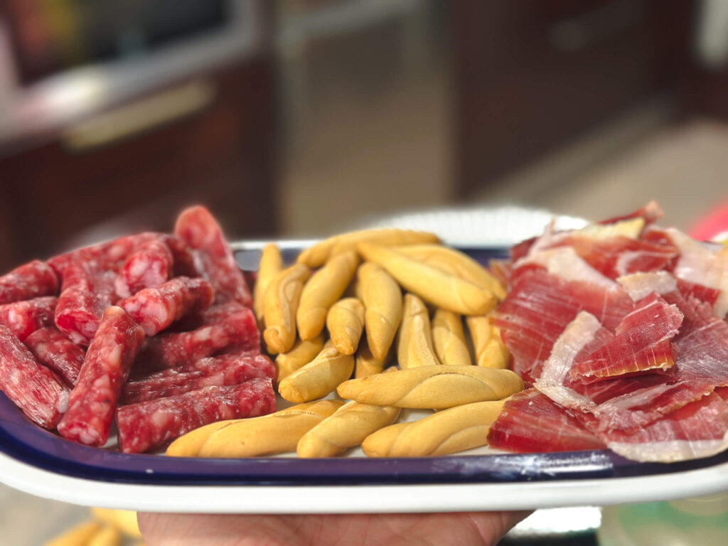 Table de réveillon intime avec paleta ibérique sur jamonero pour six convives