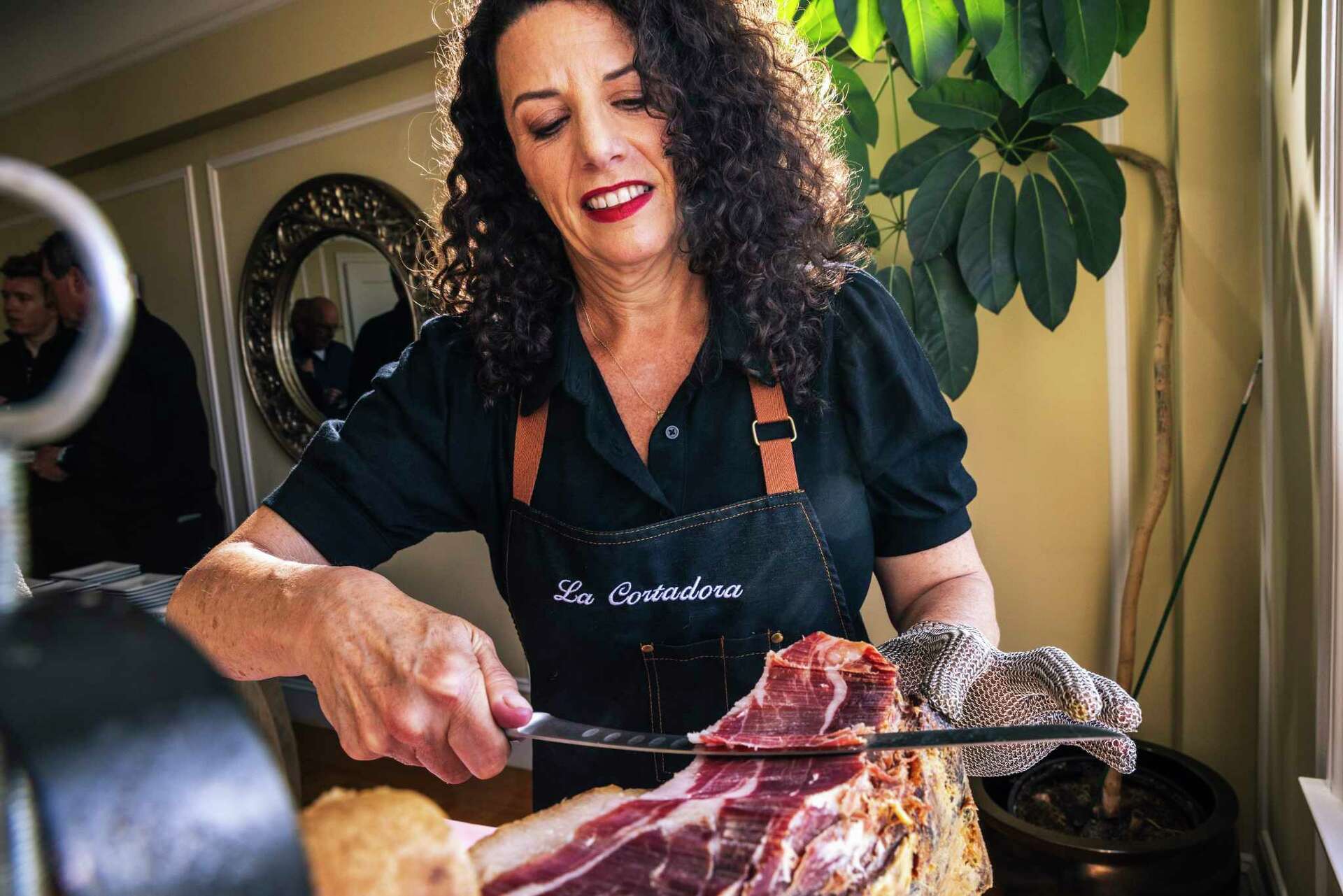 Découpe professionnelle jambon ibérique lors grande tablée fin année quinze convives