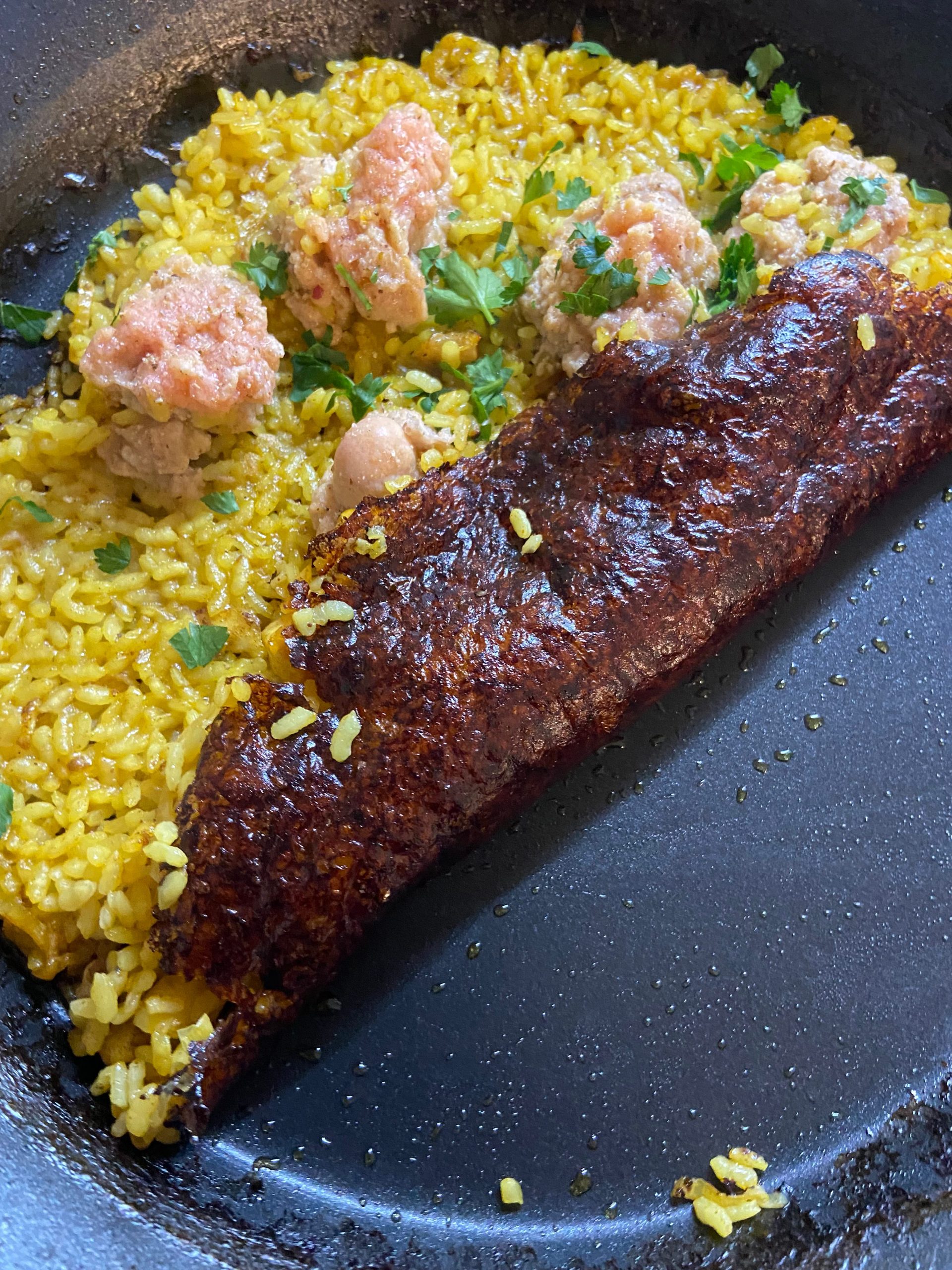 Socarrat dorado en el fondo de una paellera tradicional valenciana.