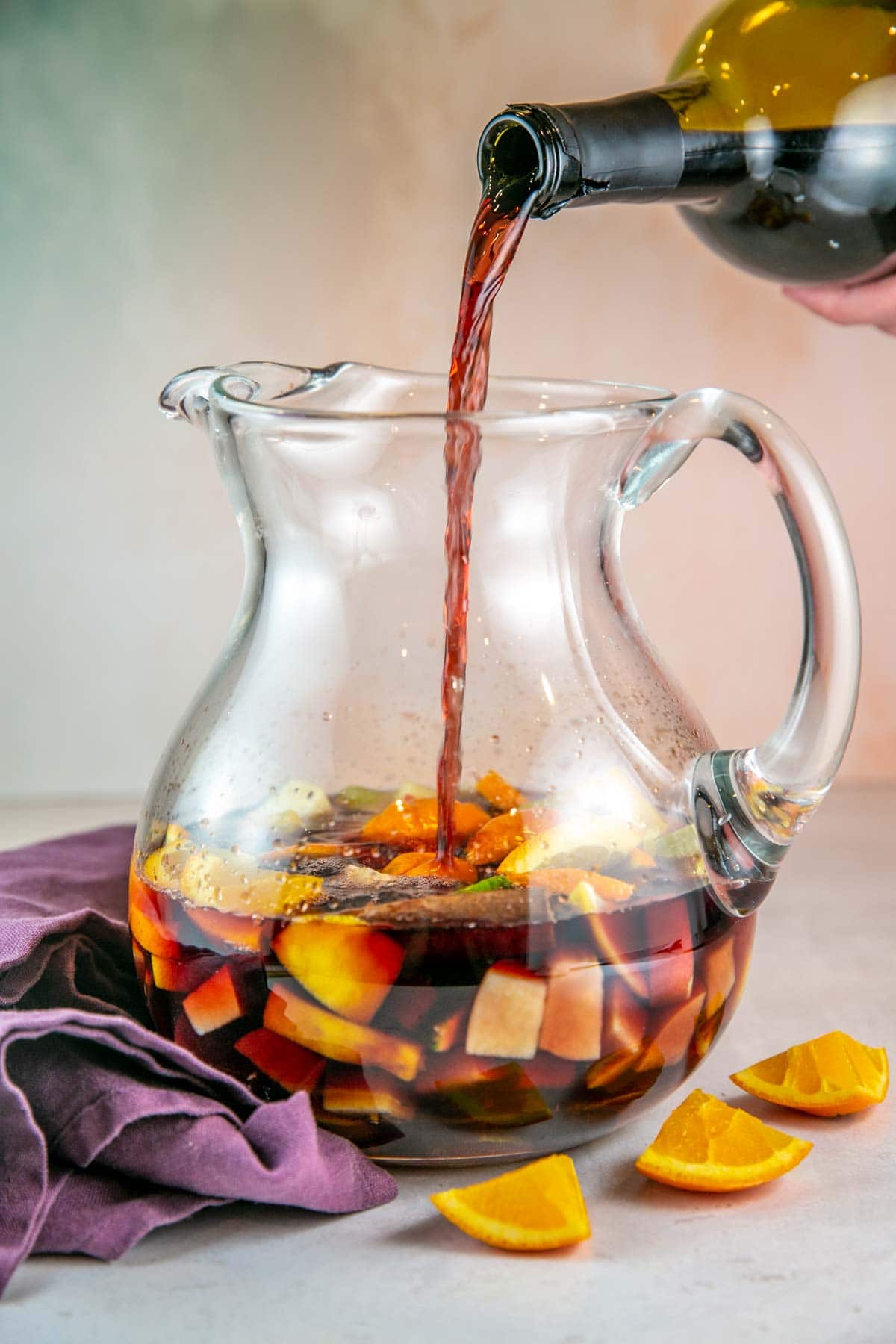 Pichet de sangria fraîche aux fruits rouges avant altération