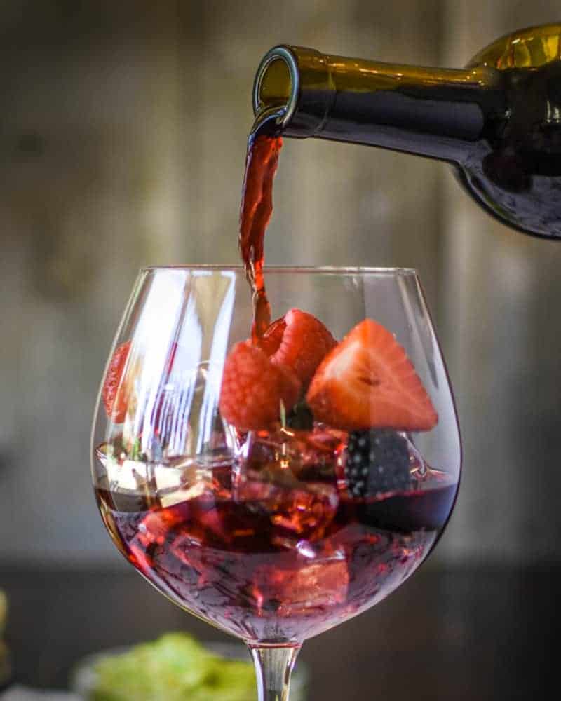 Verre de sangria bien conservée avec teinte rouge rubis brillante