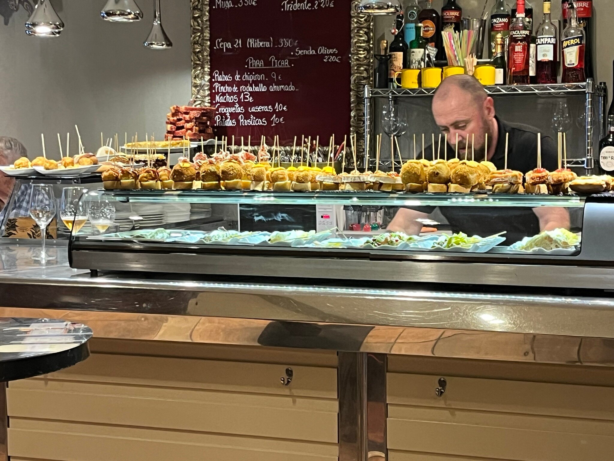 Comptoir de bar espagnol traditionnel avec assortiment de petites assiettes ibériques