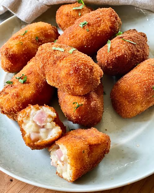 Croquetas de jambon ibérique dorées présentation traditionnelle espagnole