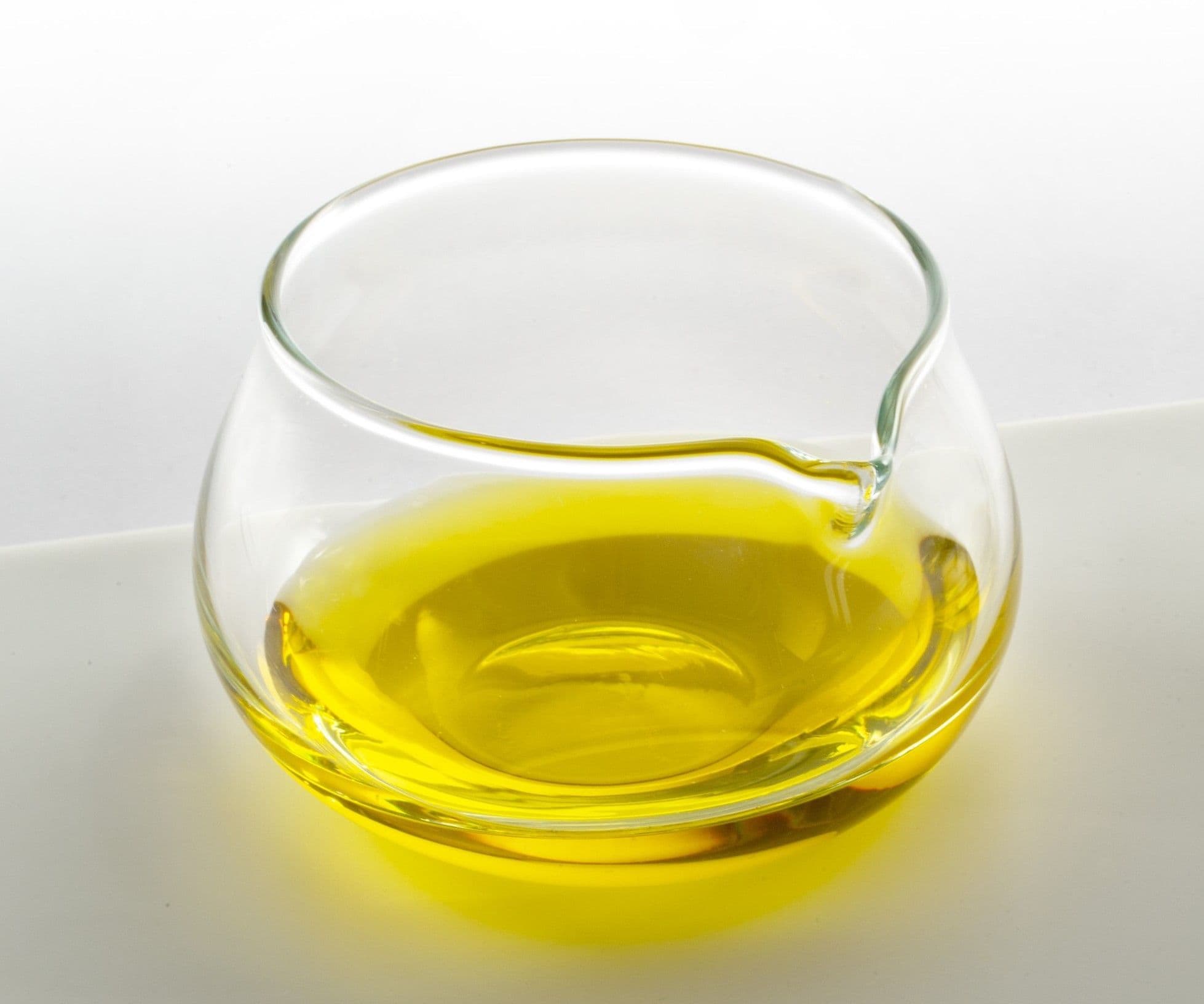 Verres bleus de dégustation professionnelle d'huile d'olive lors d'une séance à l'aveugle