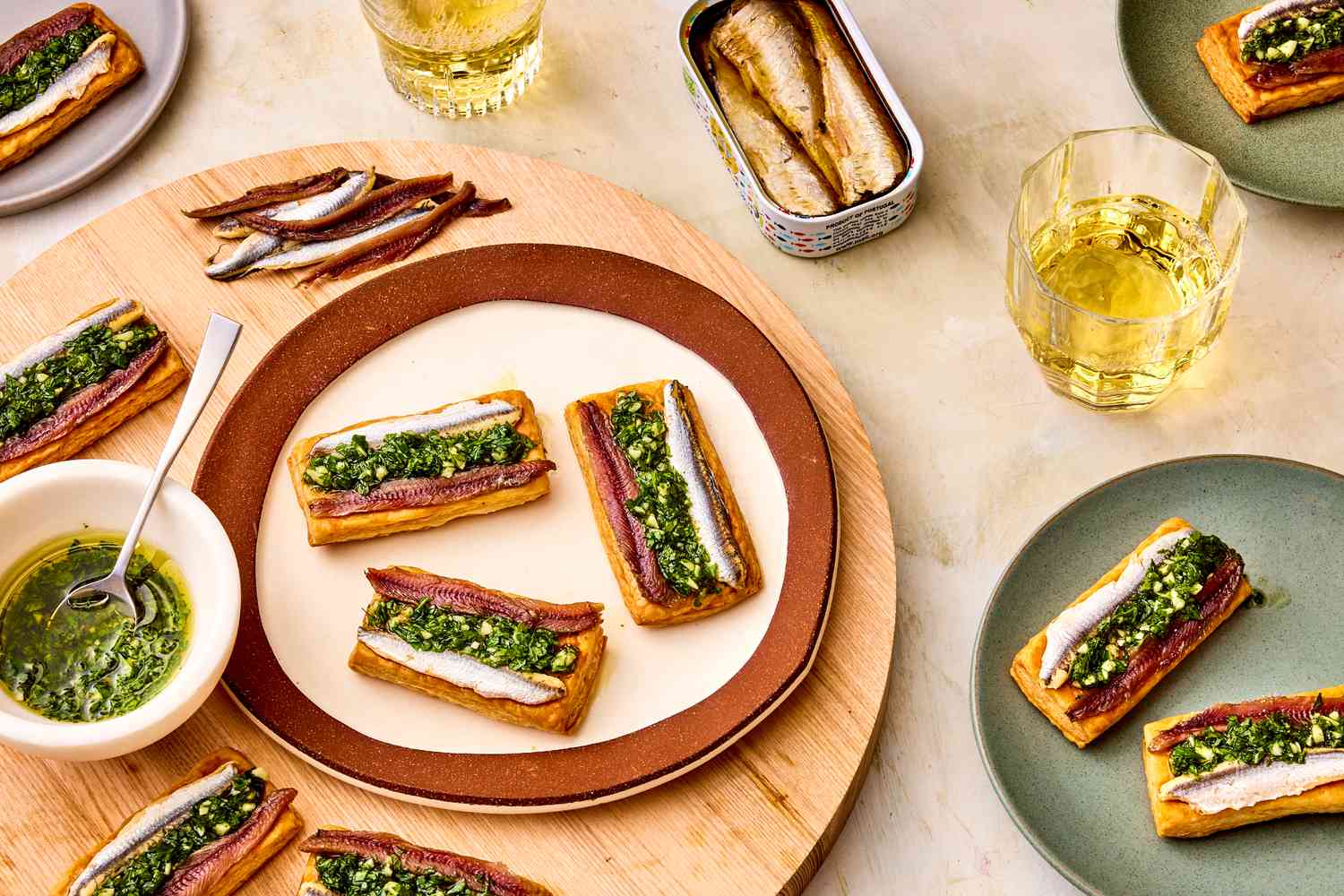 Vista cenital de mesa de aperitivos ibéricos con juego de alturas y texturas