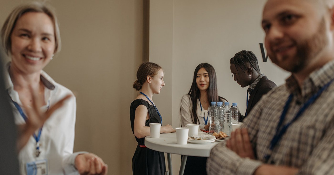 Fondateurs hispanophones échangeant lors d'un événement de networking startup à Paris