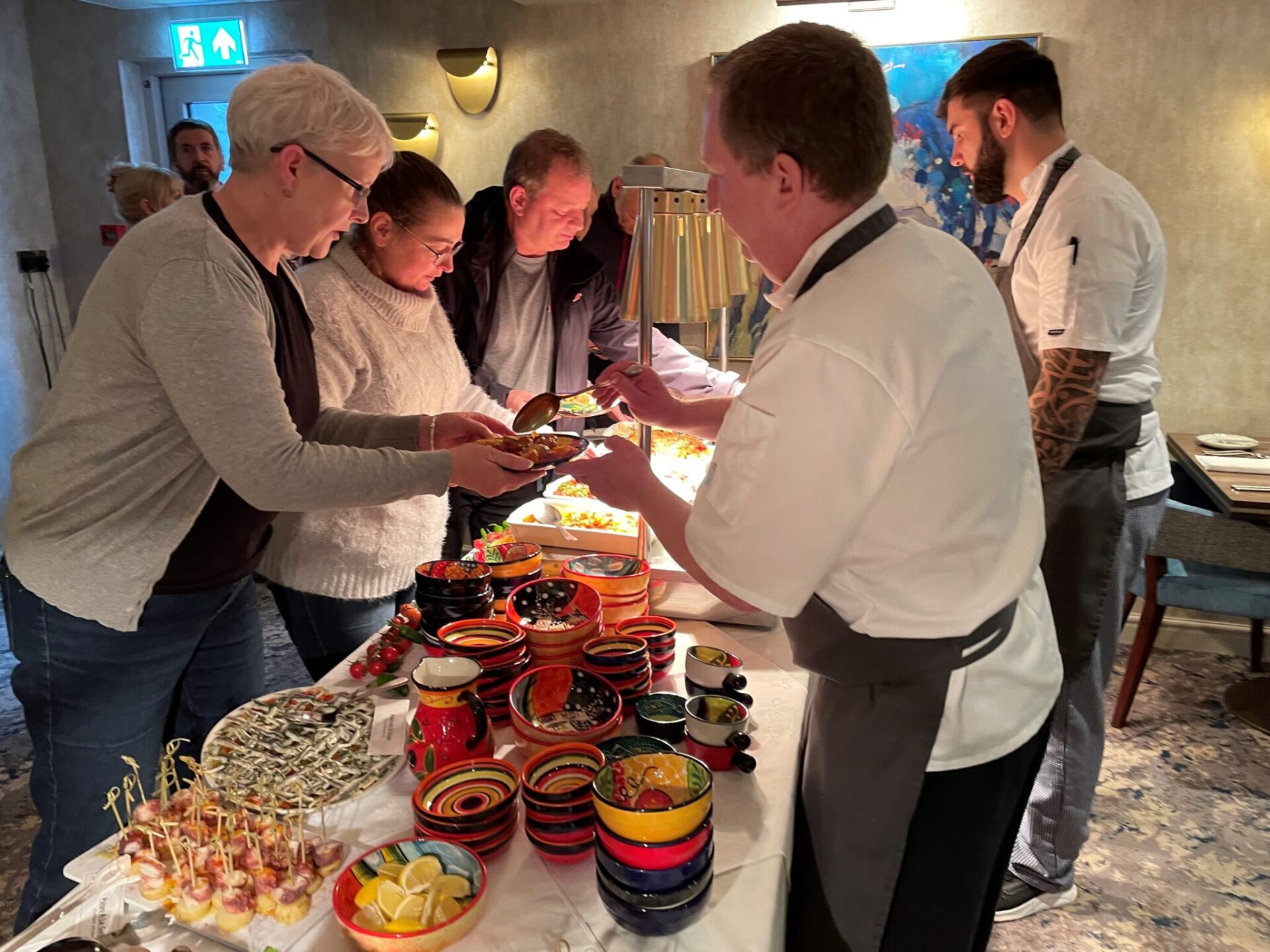 Déjeuner corporate avec tapas ibériques favorisant la négociation entre fondateurs hispanophones