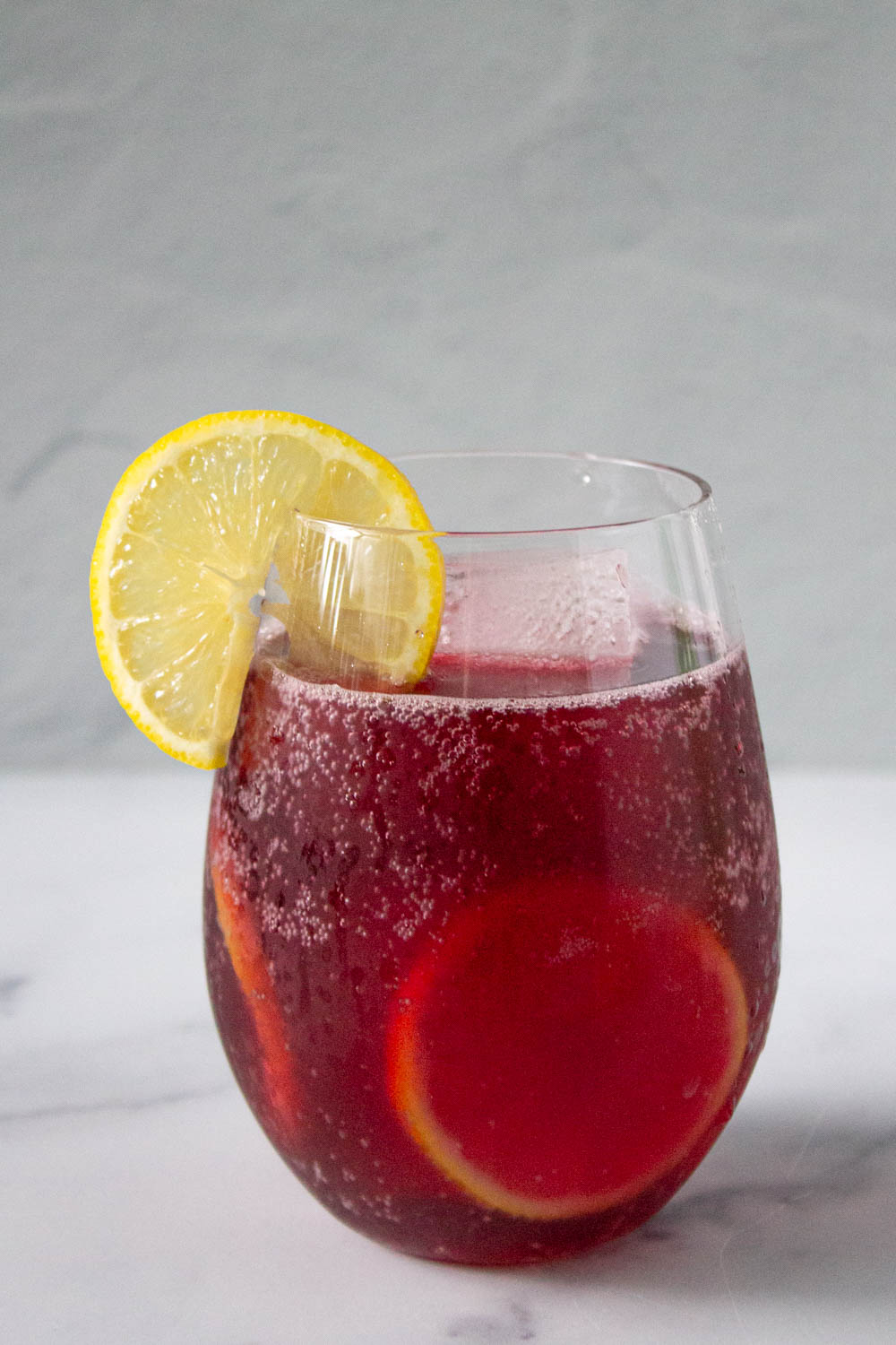 Verres de vin rouge avec glaçons et citron sur une terrasse espagnole d'été