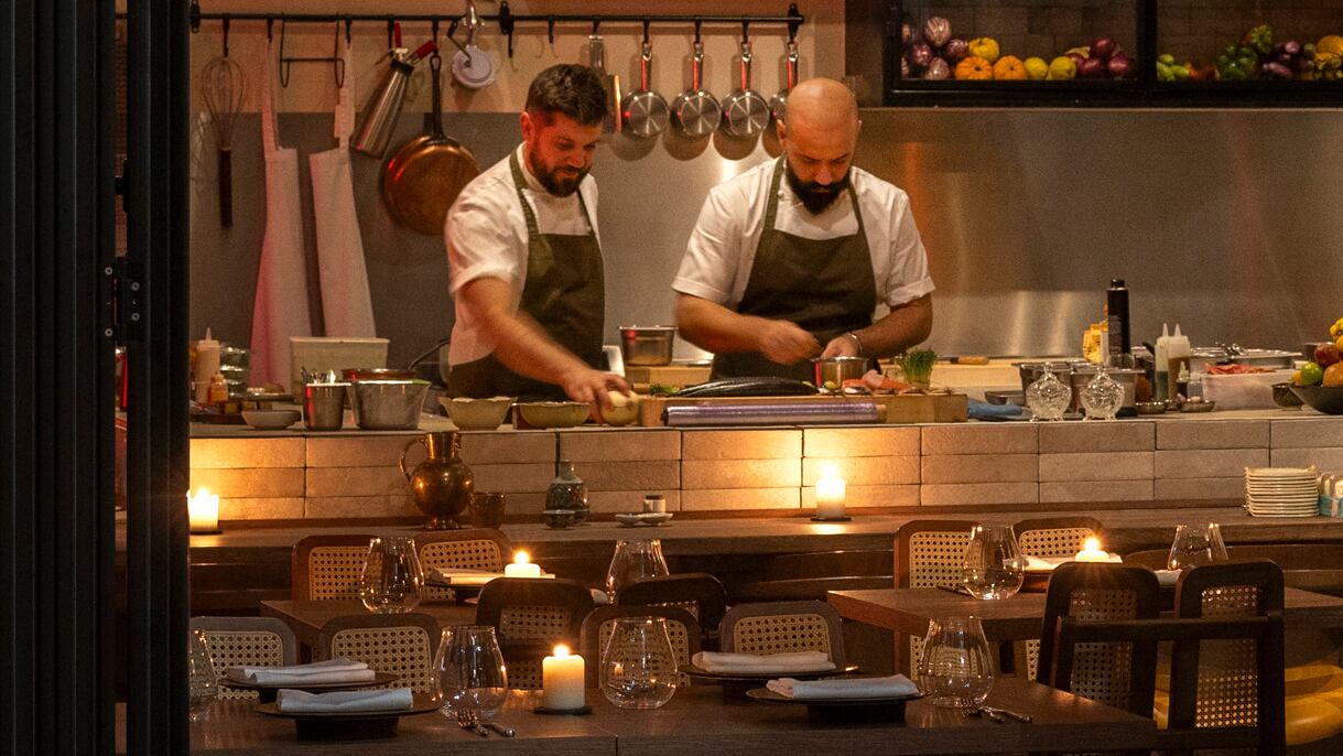 Jeune chef espagnol travaillant sur préparation moderne dans cuisine contemporaine