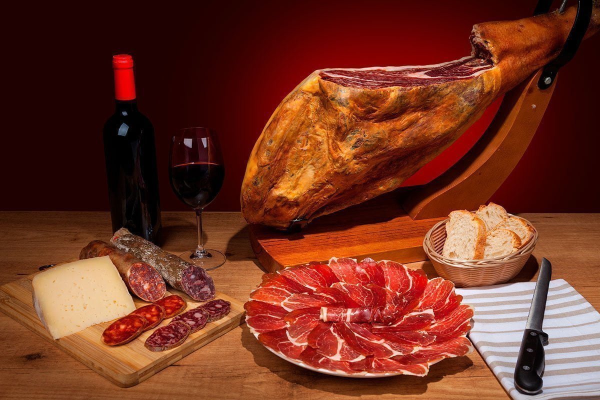 Découpe artisanale de jambon ibérique avec traçabilité complète du produit