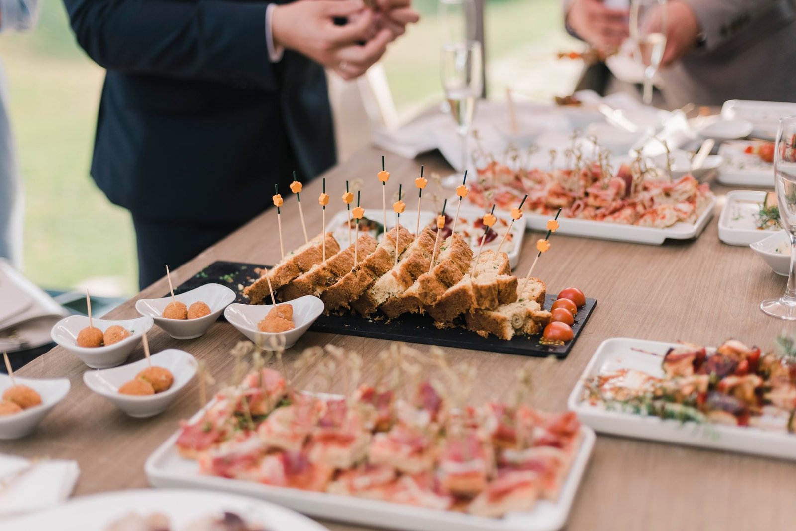 Cocktail debout avec plateaux de bouchées chaudes en service continu