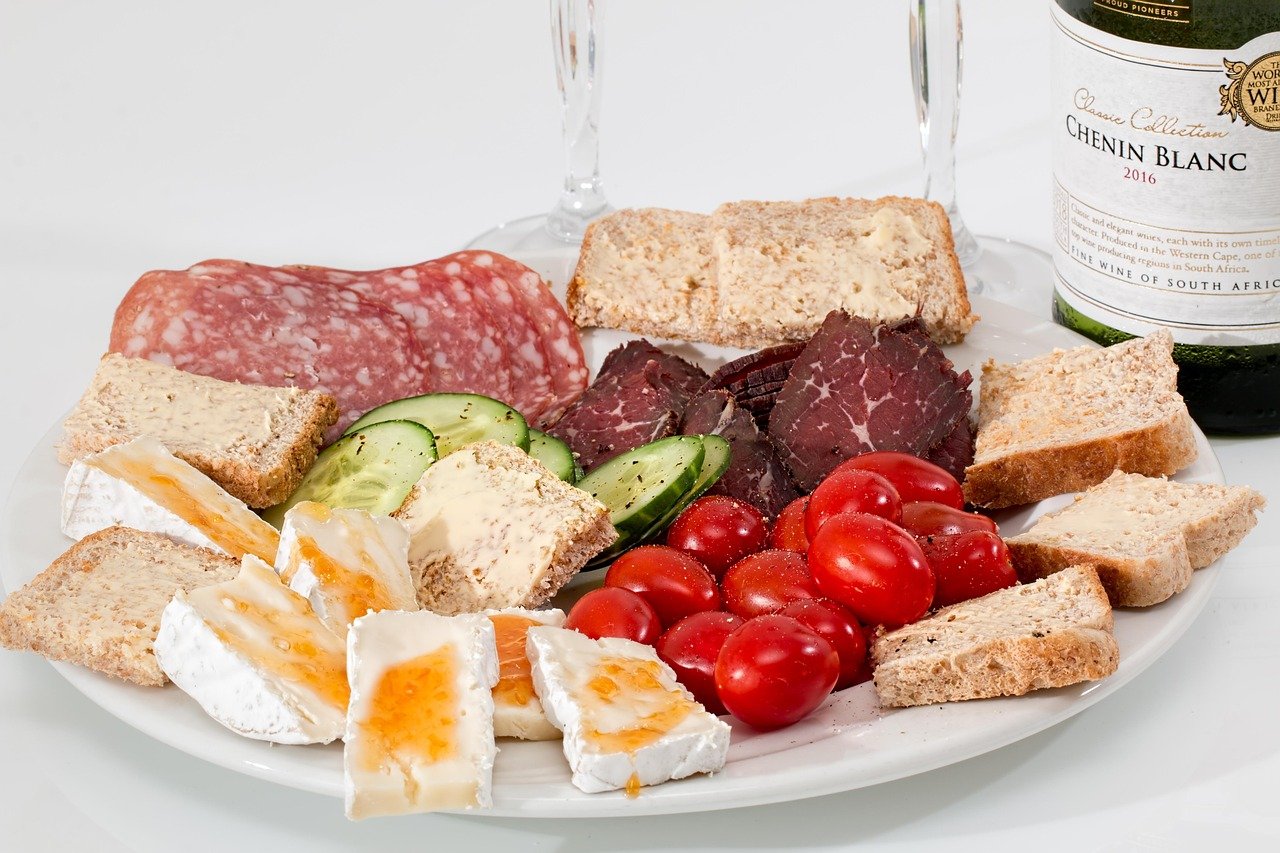 Composition ibérique avec fromage affiné, figues et pain grillé sur bois clair