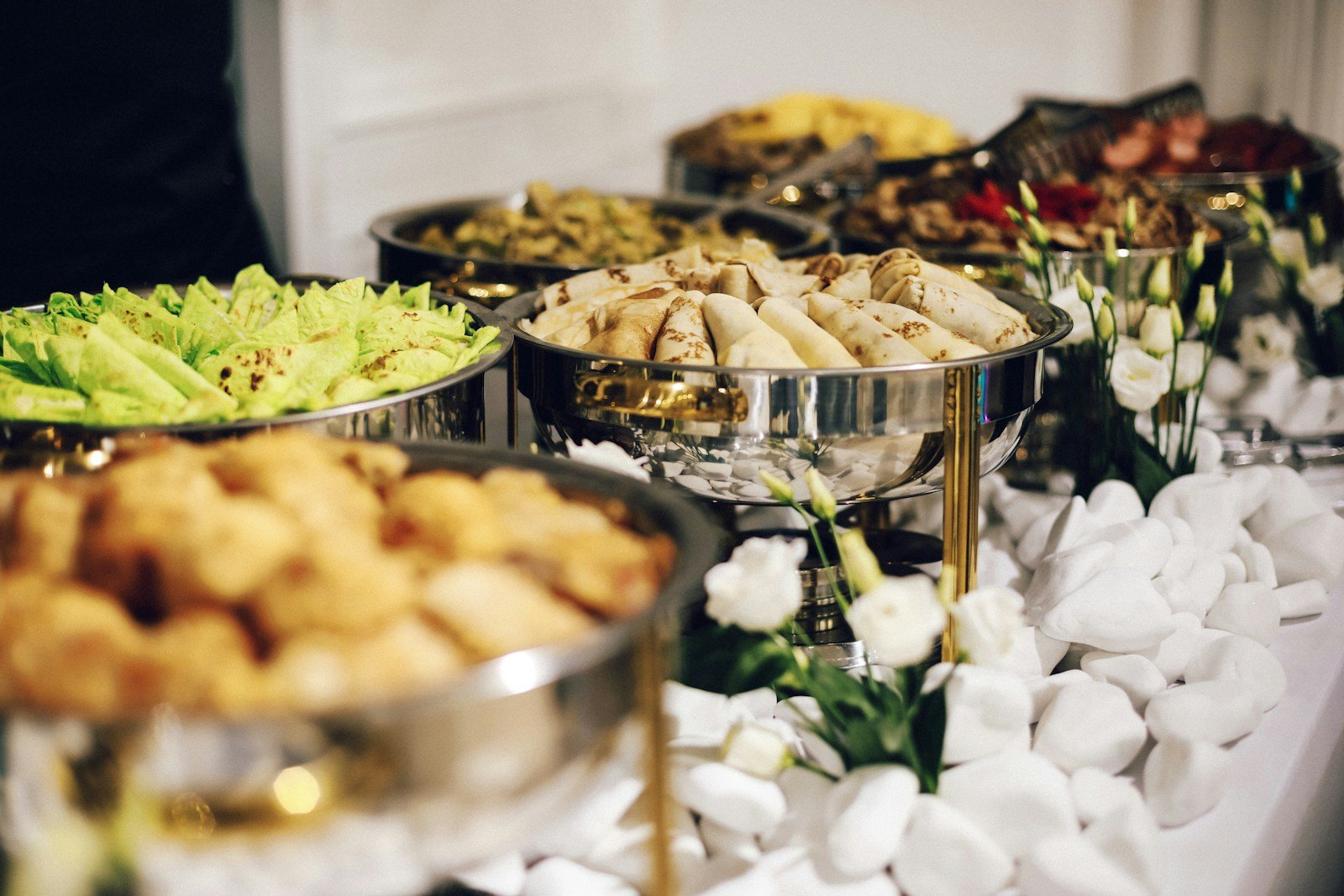 Table de buffet avec chevalets d'étiquetage devant chaque référence servie