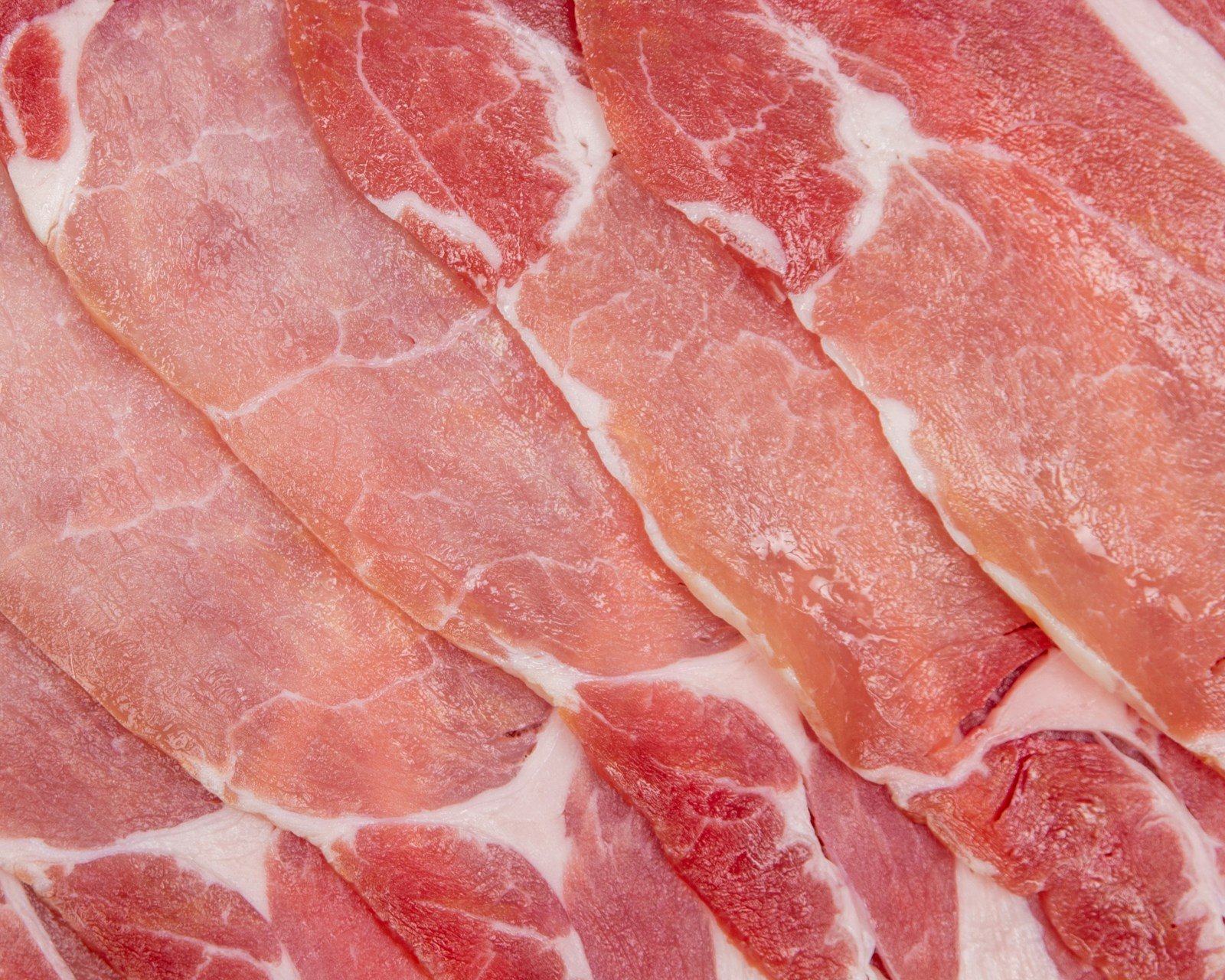 Tranches de jambon ibérique au gras marbré destinées à une farce crémeuse