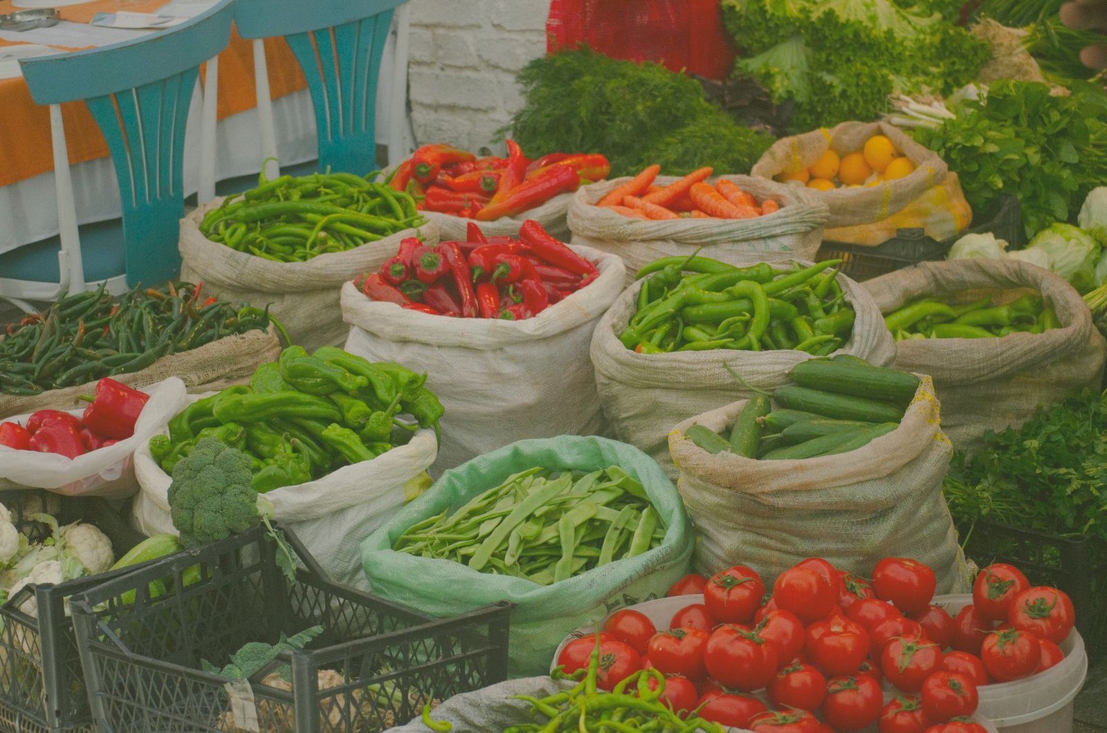 Tomates mûres poivrons verts et concombres sur un étal de marché andalou