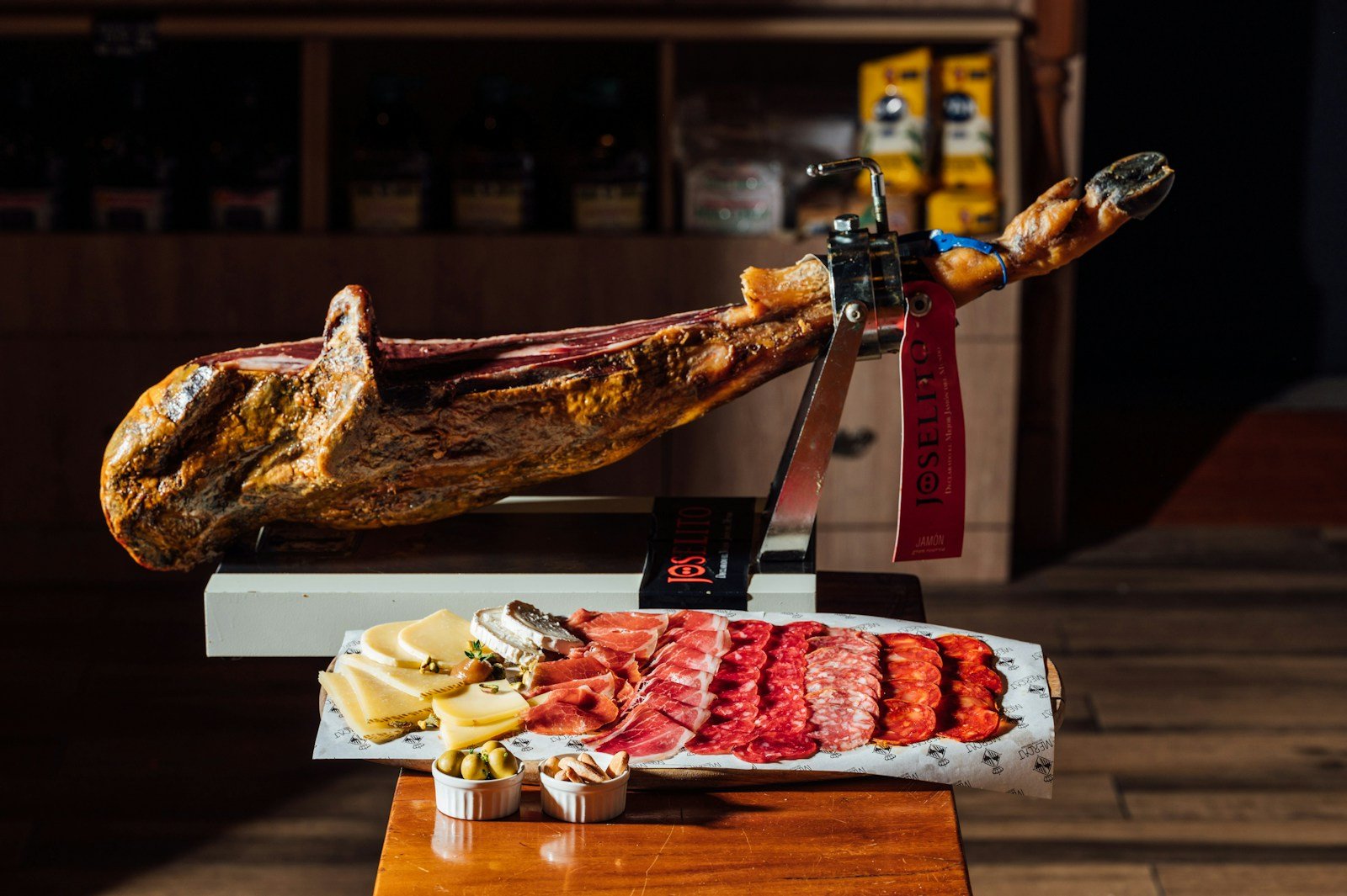Patte de jambon espagnol sur support en bois avec surface grasse luisante