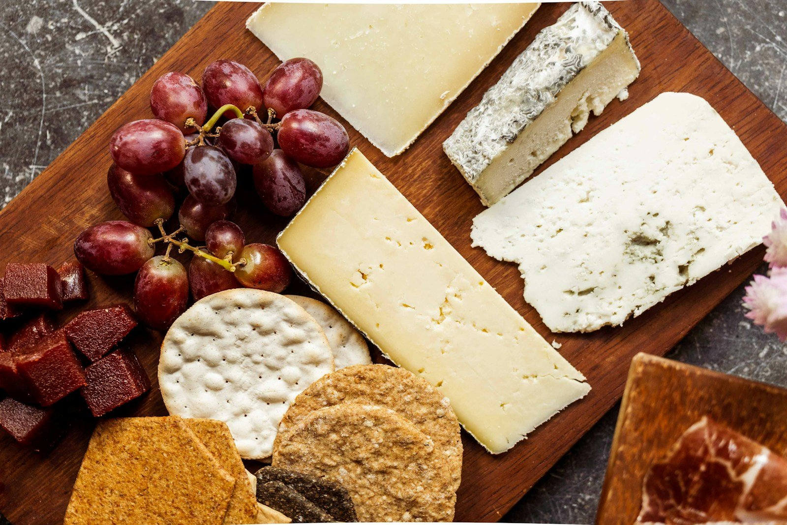 Plateau de fromage de brebis espagnol avec pâte de coing noix et vin rouge