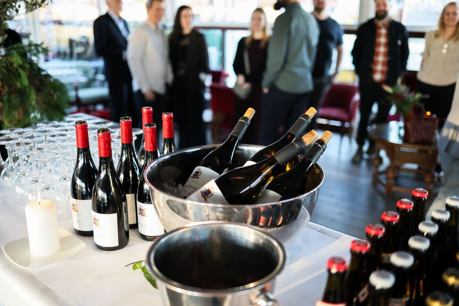 Serveur circulant avec un plateau de bouchées lors d'un cocktail d'entreprise