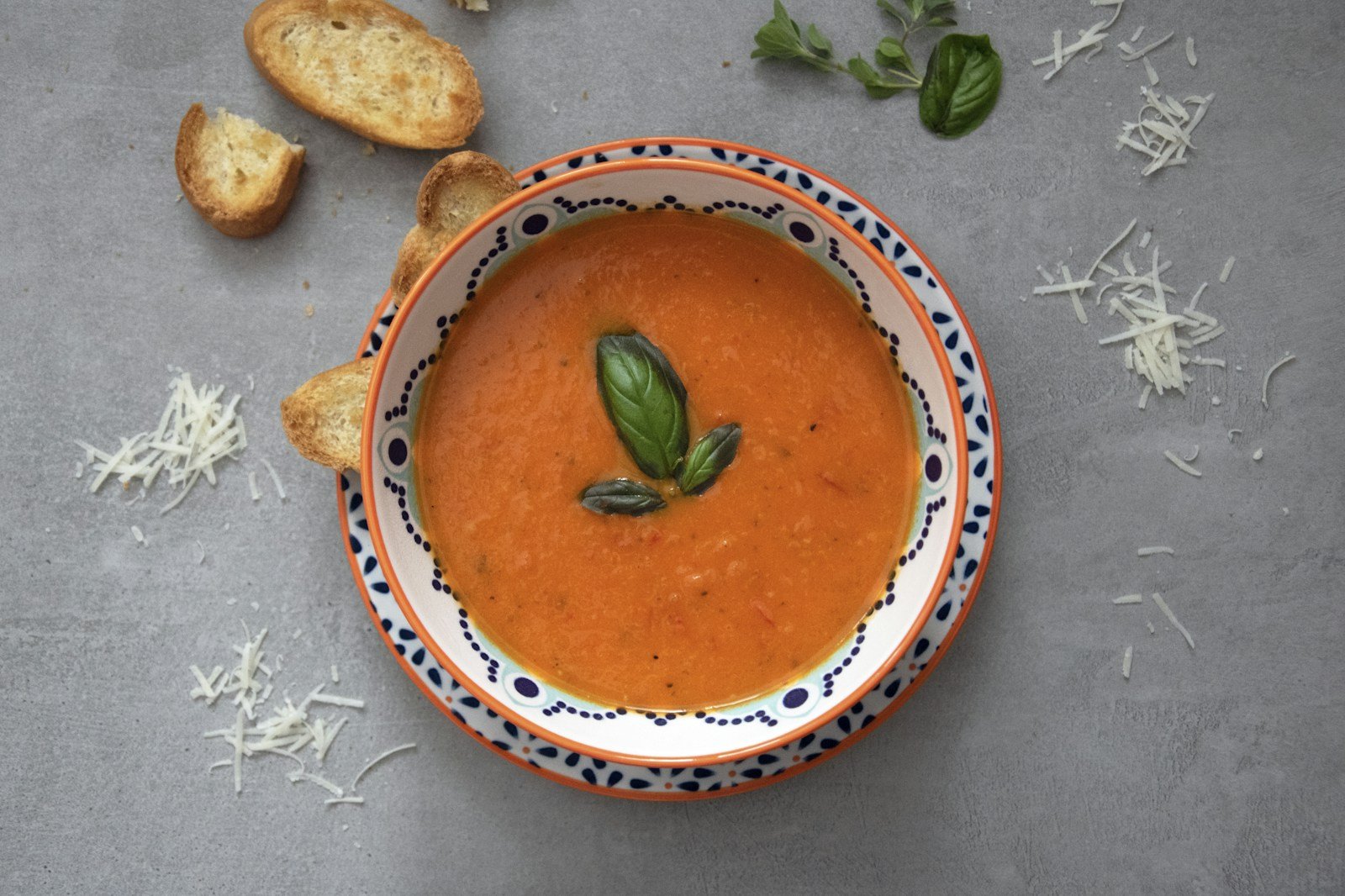 Bol en terre cuite de soupe froide andalouse avec pain rassis et huile d'olive